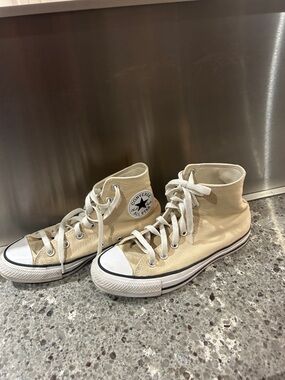 Converse Chuck Taylor ALL STAR High Top Sneakers in Beige and White